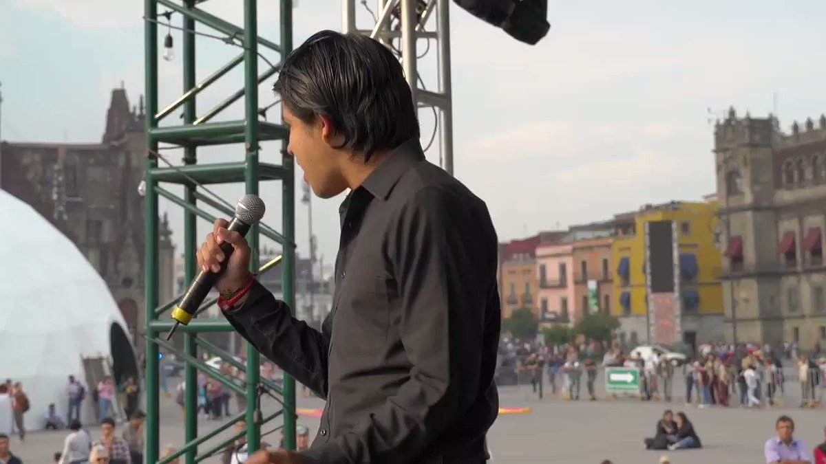 Cada semana a las 17 hrs. se acerca más gente a cantar al #ViernesDeKaraoke en el kiosco que @CulturaCiudadMx habilitó en el Zócalo, y al día siguiente, a la misma hora, llegan a bailar al #SábadoDeDanzón. Aquí la interpretación de uno de los participantes de esta tarde