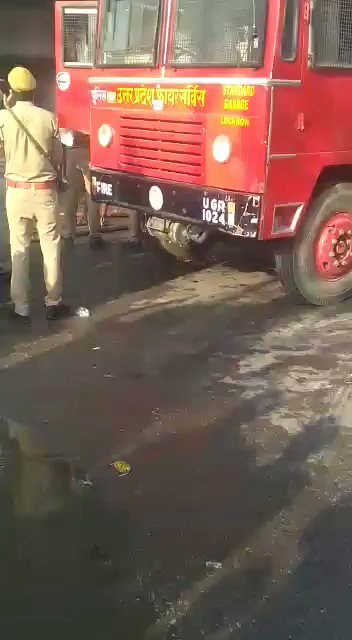 कानपुर में 5 मंजिला मकान में लगी आग,जान पर खेलकर फायरकर्मी ने बच्चे को जानलेवा धुएं से बाहर निकाला,तारीफ करनी होगी बहादुर की @News18India @News18UP @dgpup @Uppolice @kanpurnagarpol @igrangekanpur @adgzonekanpur @myogiadityanath