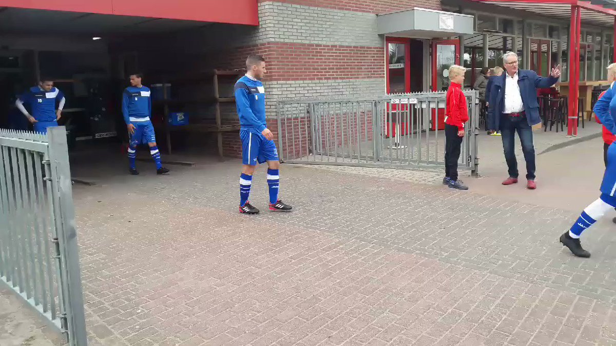 De spelers van @hsvhoek beginnen in Harkema aan de warming-up voor competitiewedstrijd nummer 34.
#harhoe #derdedivisie
