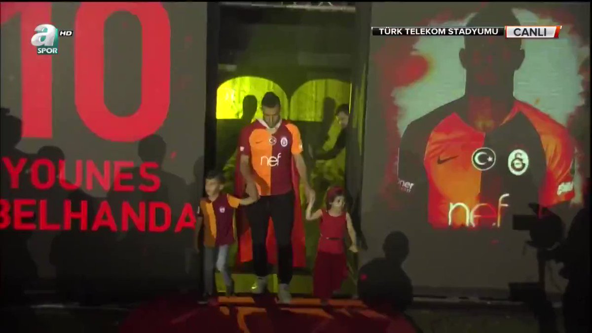 Galatasaray'da Younes Belhanda, Wesley Sneijder'in 20. şampiyonluk kutlamasında söylediği "Fener Ağlama" şarkısıyla sahneye çıktı.