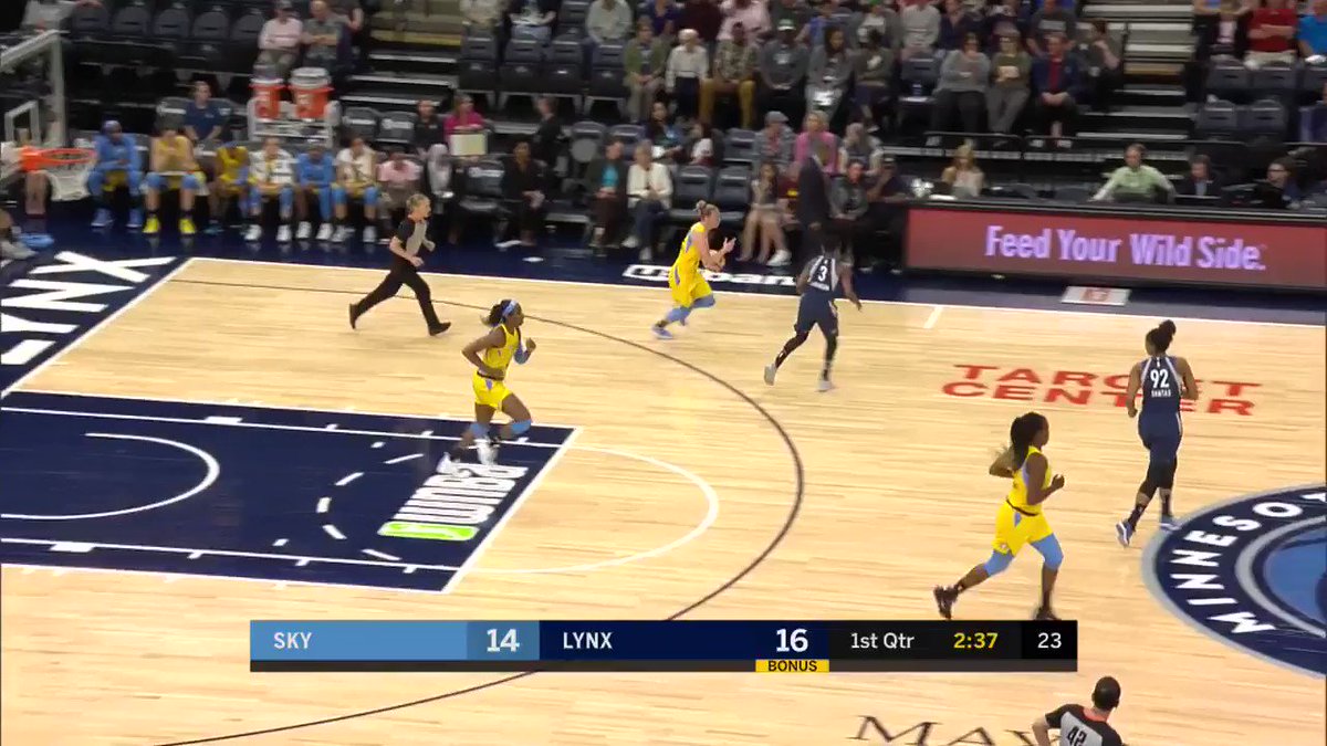 Must be a @UConnWBB thing...
Rookie @33katielou evades the defense with a smooth backdoor cut of her own for HER first #WNBA points! 👏👏