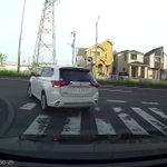 日野バイパスの歩道を車で走る高齢ドライバーらしき2台 Togetter