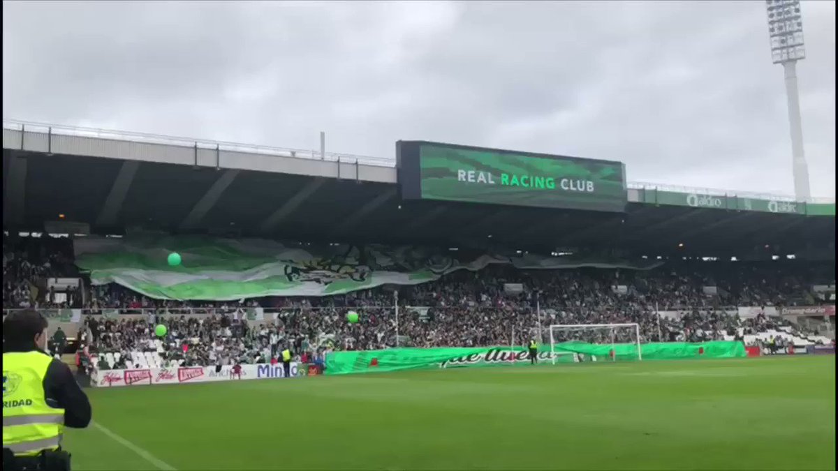 Explícale a cualquiera que no siga el fútbol que el Racing está en Segunda B. Ambiente de Europa League. Tremendo.