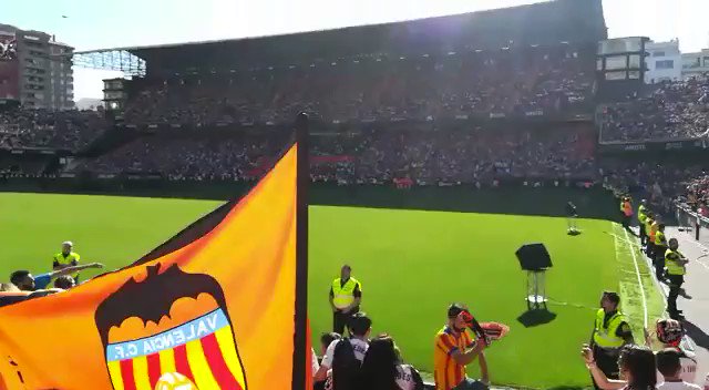 Así ha sonado “Sevilla tiene un color espacial” en la celebración de Mestalla. Han sido campeones de Copa en los dos mayores estadios de la ciudad: Villamarín y La Cartuja. Y también ganaron una liga en suelo hispalense @LosDelRioMusic #Betis #amuntvalenciacf @valenciacf