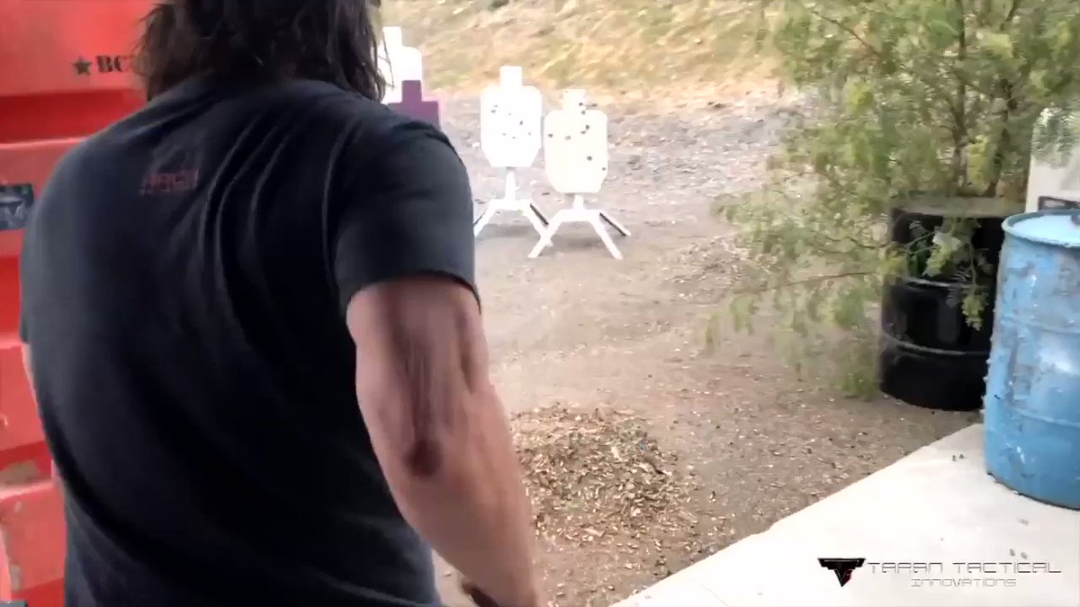 役作りのために射撃の訓練をするけど？教えることがないキアヌ・リーブス!