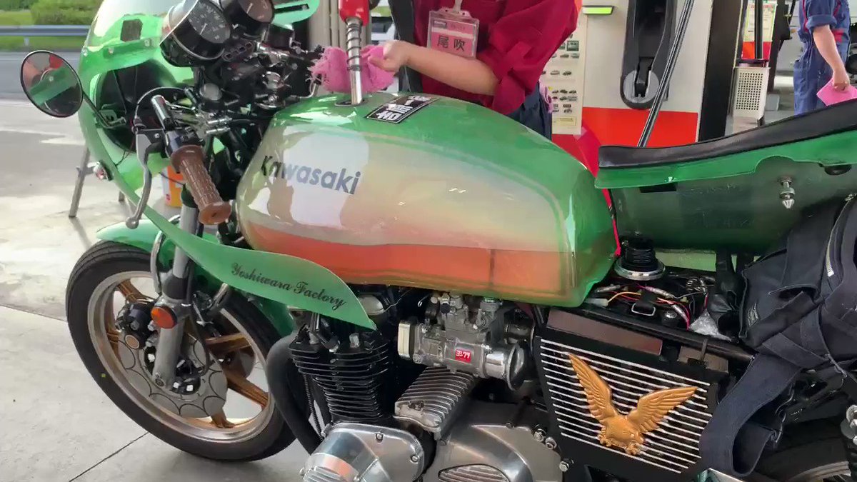 つよし Youtube 244ブログ スケルトンタンク給油中 緑にガソリンの赤 スイカみたい
