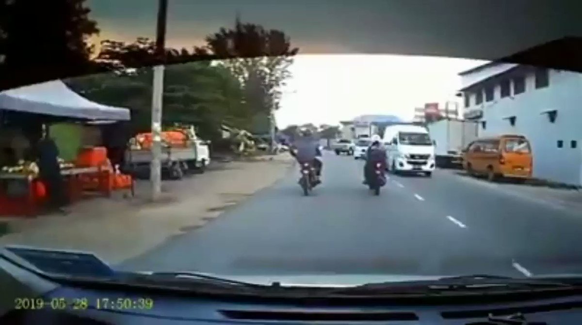 Borak macam dekat kedai kopi atas jalanraya...bila kena hon ,marah dan pecahkan cermin kereta pengguna jalanraya yg lain..harap PDRM tangkap pembuli/samseng jalanraya