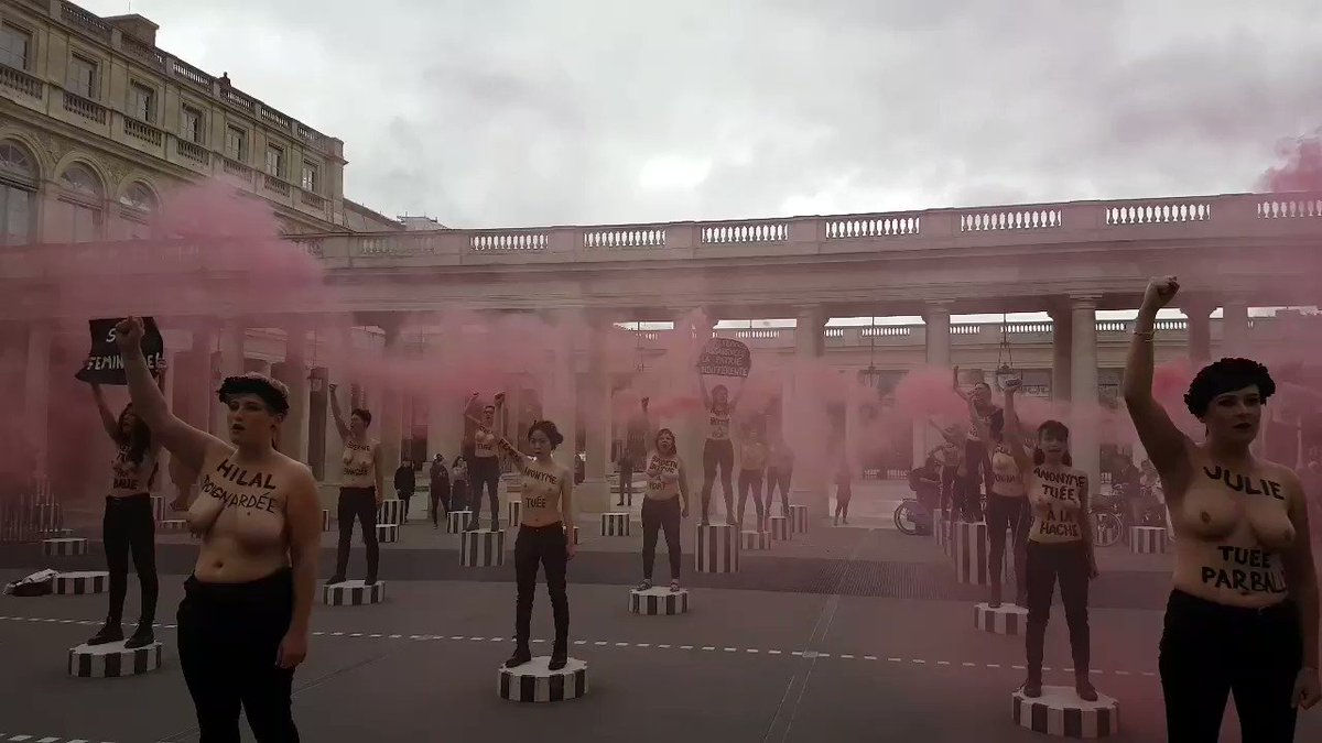 Nous saluons cette action des FEMEN qui se sont réunies dans la cour du Palais Royal à Paris pour dénoncer le 60ème féminicide de 2019.
Total soutien de la part d’@UHomophobie ✊
1 femme meurt assassinée par son compagnon ou ex compagnon toutes les 60H !
