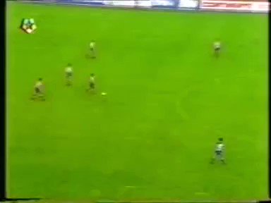 El 31.05.1992 el Deportivo de La Coruña y el @Atleti empataron a 1 en partido de Liga jugado en Riazor. Lo mejor del encuentro fue el tanto rojiblanco: extraordinario pase de Donato y grandísimo control de @PauloFutre en carrera antes de batir al portero local.
#HistoriaATM