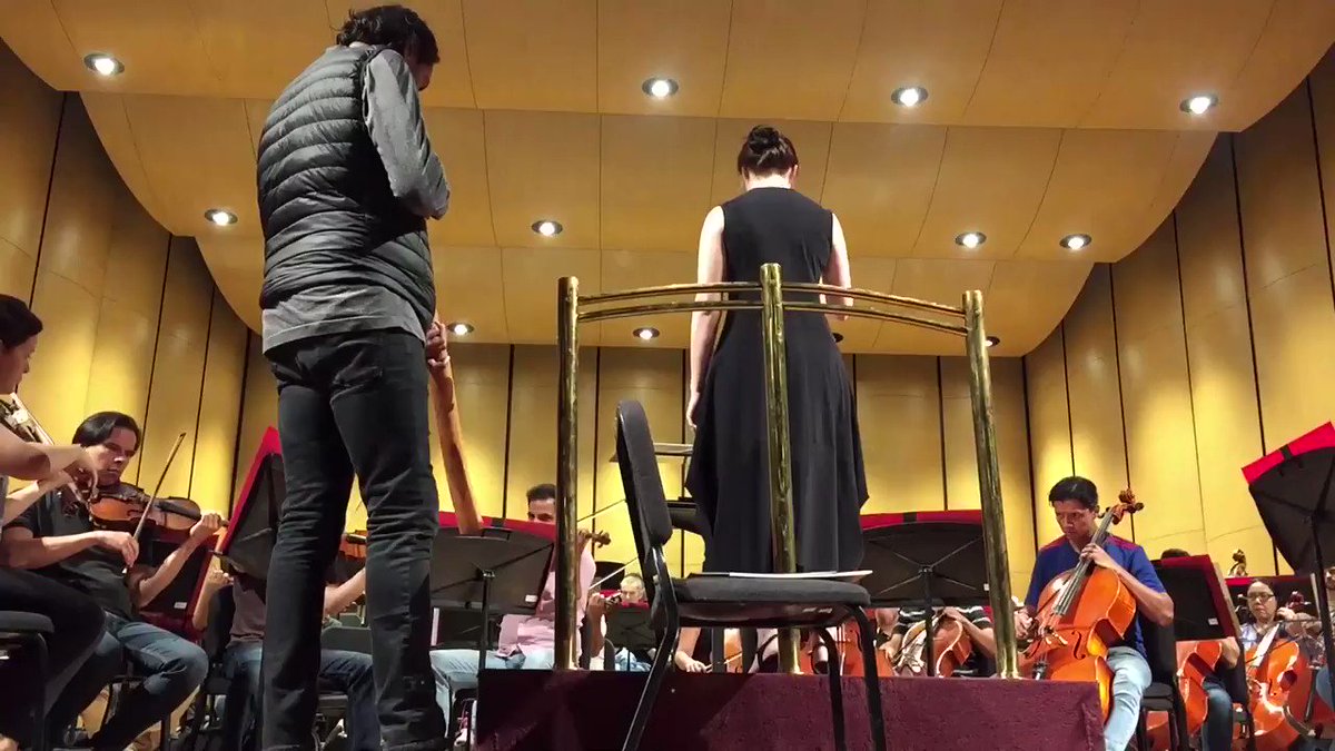 ¡La directora invitada Jennifer Condon, William Barton y la @FilarmonicaJal están ajustando los últimos detalles para el concierto de esta noche!