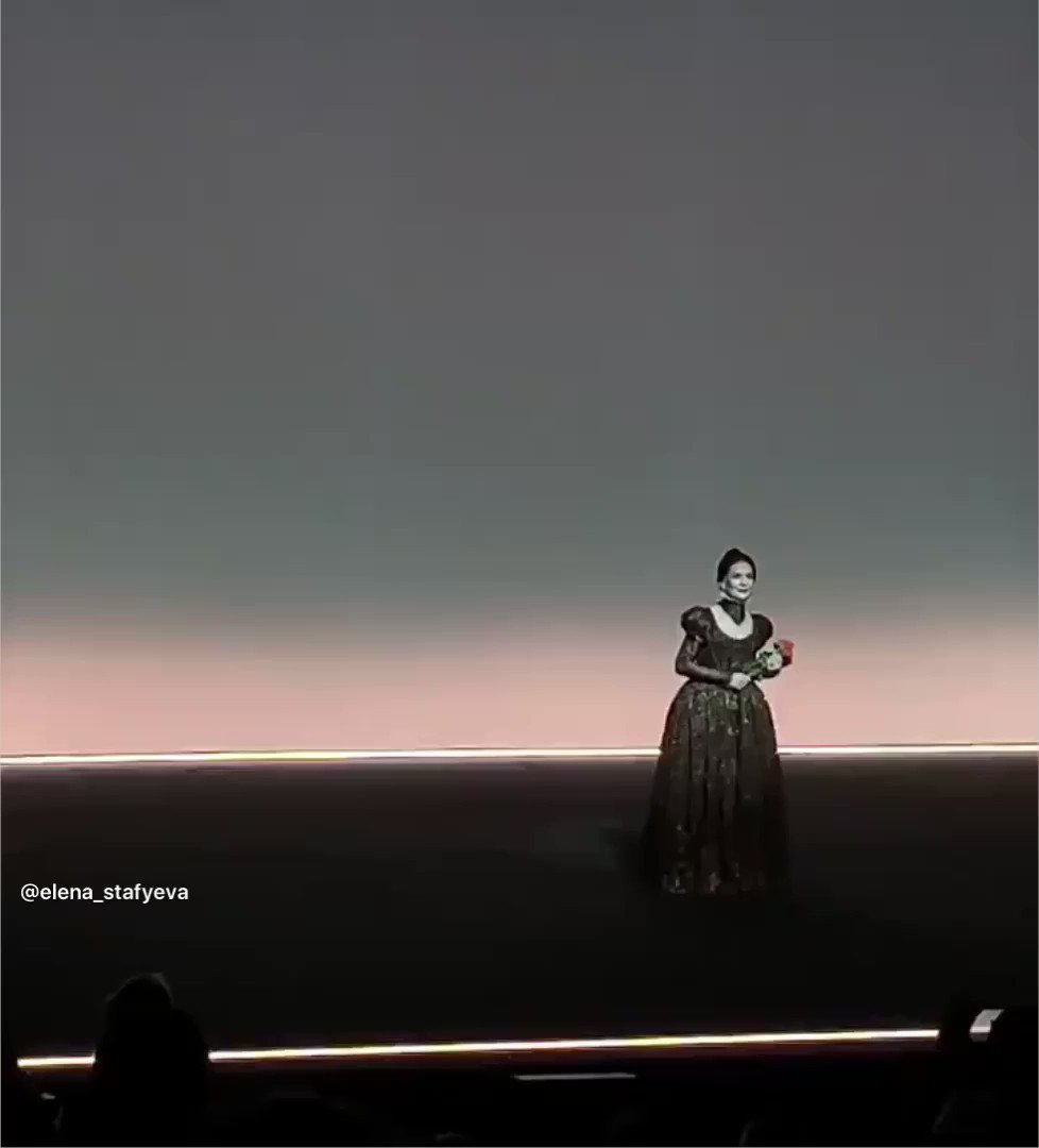 Isabelle Huppert at tonight's performance of Robert Wilson's (@Bob___Wilson) #MarySaidWhatSheSaid in Vienna, Austria (June 1, 2019)
#Wienerfestwochen #Museumsplatz #Wien