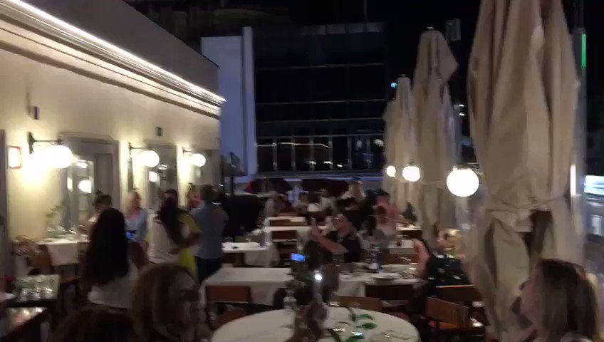 📹 No podían acabar de otra forma estos intensos días de #ChampionsLeague2019 que hemos vivido en #Puertalsol 🤗
𝙔𝙤𝙪'𝙡𝙡 𝙉𝙚𝙫𝙚𝙧 𝙒𝙖𝙡𝙠 𝘼𝙡𝙤𝙣𝙚 sonando en nuestra terraza y coreado por nuestros comensales 👏🏼🧡