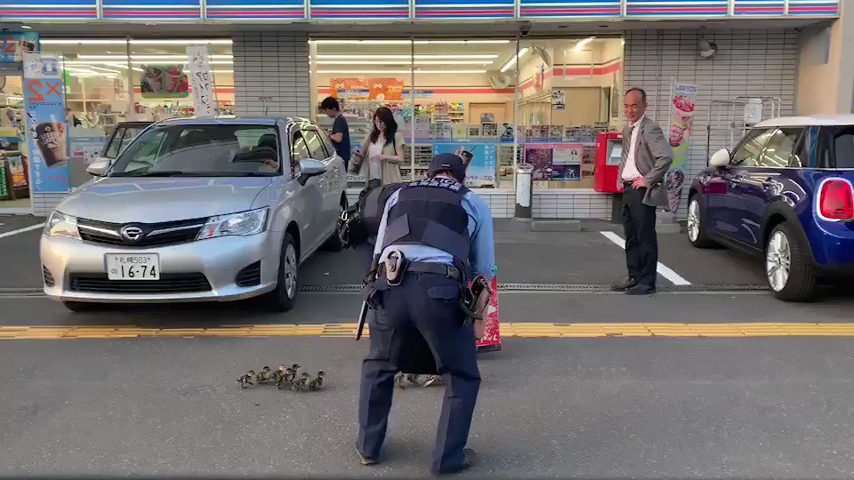 機動隊の車が止まっていたので何事かと思ったら大事件に遭遇 これは生命がかかってる やさしいせかい Togetter