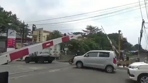 Dahulukan selalu KA, menerobos Perlintasan Kereta yang telah memberikan isyarat untuk berhenti dapat berakibat kecelakaan.