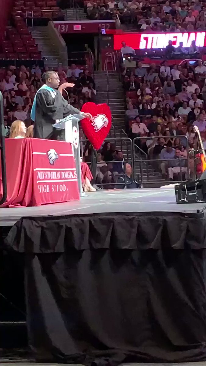 @DwyaneWade the surprise commencement speaker addressing the graduating class at Stoneman Douglas HS...where 17 lives were taken in a shooting last year.
Wade’s gravity means so much more to our community than the 3 NBA Titles❤️
#WadeCounty #HeatCulture