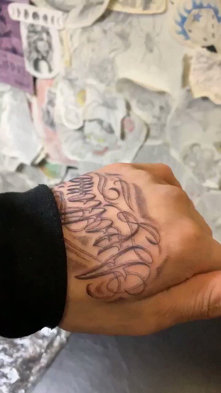 T Pablow よく聞かれるから答えます 手の甲と首のtattooは渋谷にある Tifana Tattoo ってお店のミカさんって彫り師さんに彫ってもらってるよ 腕にはいってる懐かしいtattooもこのスタジオ 宣伝すると宣伝した分タダで彫ってもらってるとか思われがち