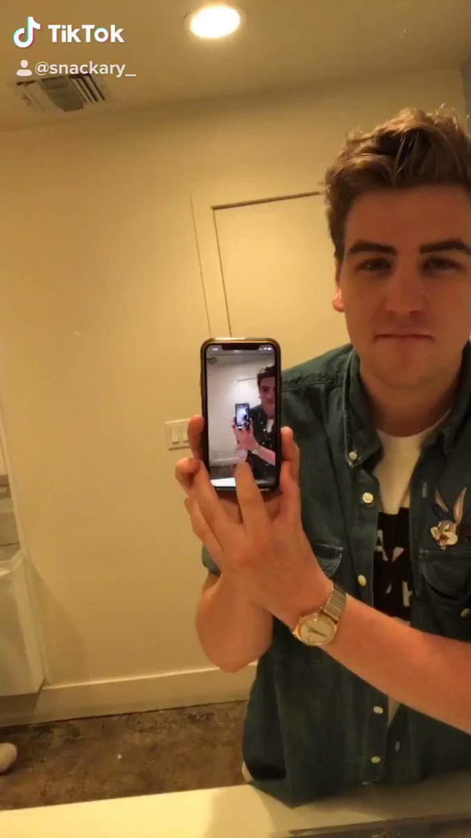 RT @InsideGaming: Yo guys check out this cool mirror trick I learned https://t.co/AIKG4oeJdd
