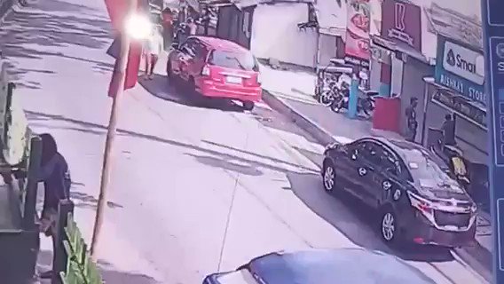 Sapul sa CCTV ang pamamaril ng 4 na lalaki sa Brgy. Dita, Santa Rosa City, Laguna na ikinasawi sa dating barangay kagawad, kaniyang biyenan at tanod | via @Dennis_Datu