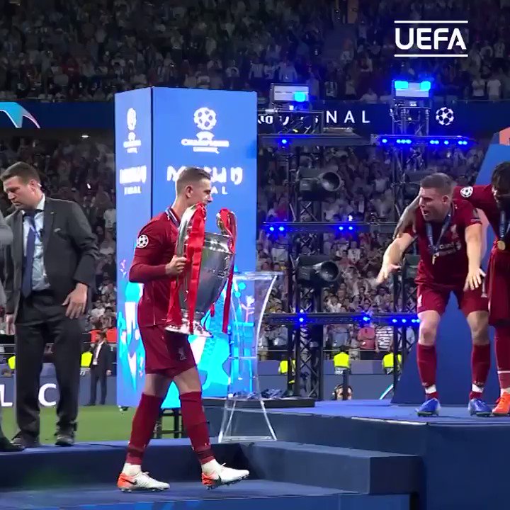 Sir Alex Ferguson in 2013: โWe looked at Jordan Henderson a lot. But we noticed that Henderson runs from his knees, with a straight back. The modern footballer runs from his hips, and we thought this gait might cause him problems later in his career.โ ๐