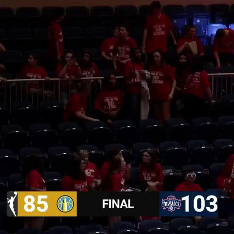 She flew over 8,000 miles to watch EDD play... This is what it’s all about 🙏🏽 @De11eDonne @WashMystics
🎥: @WNBA
