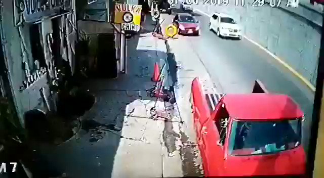 #LosMilagrosExistenSalió muy barato este accidente en #Celaya, #Gto. Tres heridos leves. Están arreglando una llanta en la vulcanizadora. Llega un “cuate” a buscar #AlChino. De un segundo a otro, las cosas cambian. Una mujer se lleva a todos de corbata.