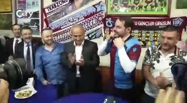İstanbul seçimleri için İstanbul'daki nüfusları 100 bin bile olmayan Trabzonsporluları yanlarına çekiyorlar. Sayısı 5 milyondan fazla olan Fenerbahçe'lileri karşılarına alıyorlar. Ülkenin niye bu halde olduğunu gösteren bir durum bu.