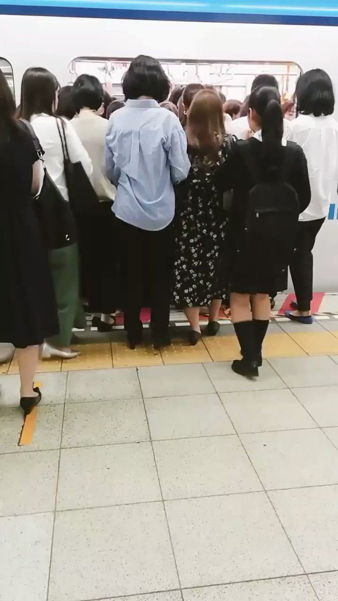 ザーメン娘 - 東京の満員電車はすごい混むから集団痴漢にぶっかけされる妄想して乗りましたが、この人の多さでは 車内撮影無理ですね😅 