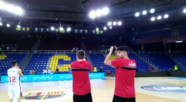 El equipo sale del vestuario para agradecer a la 'marea roja' desplazada su incondicional apoyo. ¡Sois muy grandes!
#FCBBKZ | #PlayoffLigaEndesa | #SienteZaragoza🦁 #AúpaT