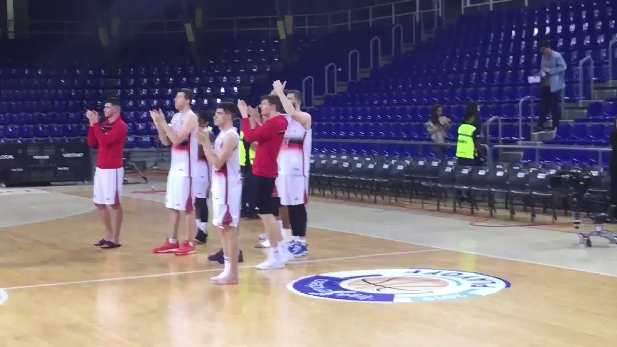 Los jugadores del @BasketZaragoza salen a aplaudir a los aficionados que han viajado a Barcelona.
Mis dieses.