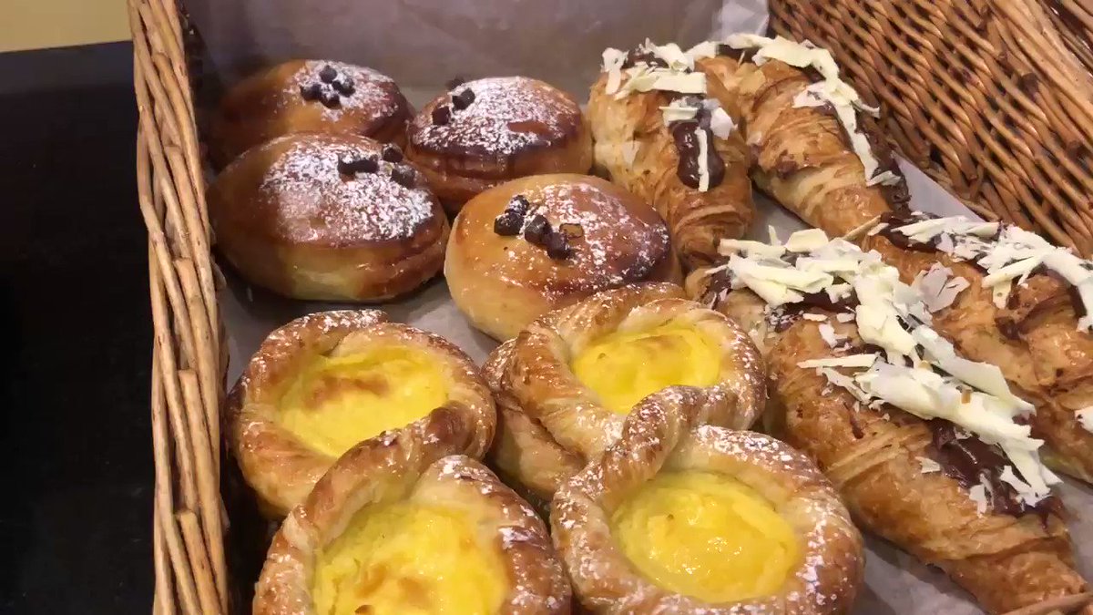 💥BRAND NEW💥 on our shelves today!!
• Croissant with Nutella & white chocolate
• Croissant with Nutella & speculoos
• 8 with vanilla cream
• Croque Suisse
• Squirrel with strawberry jam
• Cream Danish
#viennoiserie #pastries #bakeryshop #kigali #my250 #rwandalicious #RwOT