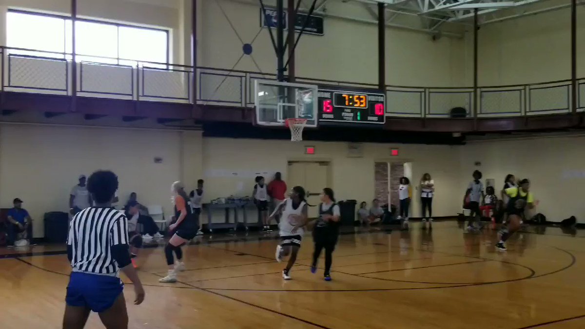 🚨 #IEJRAACamp 🚨
@InsiderExposure #CGHR
- 2023 - Guard - Monica Williams - Best Choice Unites (IN) - Gets going down hill towards the rim 🔥💨💨 With the nice finish....
@FlyOnTheWallWBB @coachkent02 @NYGHoops @SkinsHoops86 @ILXCITEMENT @CKPremierBall @BlueStarMedia1