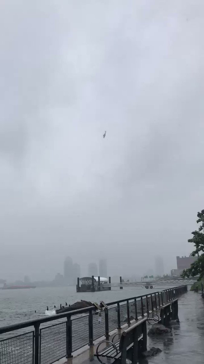 Footage of the Helicopter moments before it crashed into the top of the building in midtown earlier this afternoon. #helicopter #WORTONIGHT #midtownmanhattan #51ststreet Video credit @ThingsWendySees