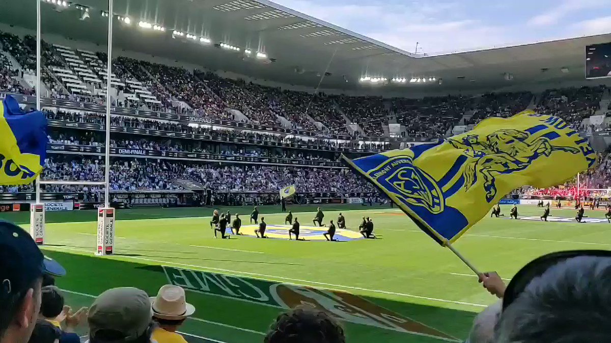 L'entrée des joueurs de l'@ASMOfficiel pour leur #DemiesTOP14 #ASMLOU au @MatmutAtl 💛💙 #ASM #YellowArmy #bordovergnats