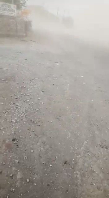 The winds in Veraval in #Gujarat are a scary sight at the moment. Take a look at visuals from the Somnath-Veraval bypass.For LIVE updates on #CycloneVayu, click here: http://bit.ly/2X34Z8z