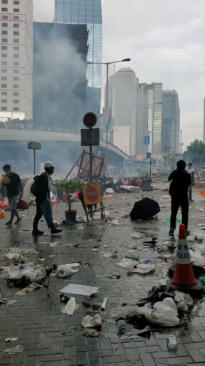 This was the second or third round of gas. Fired into a group of people (me included) moving away from the police, not rushing them #ExtraditionBill