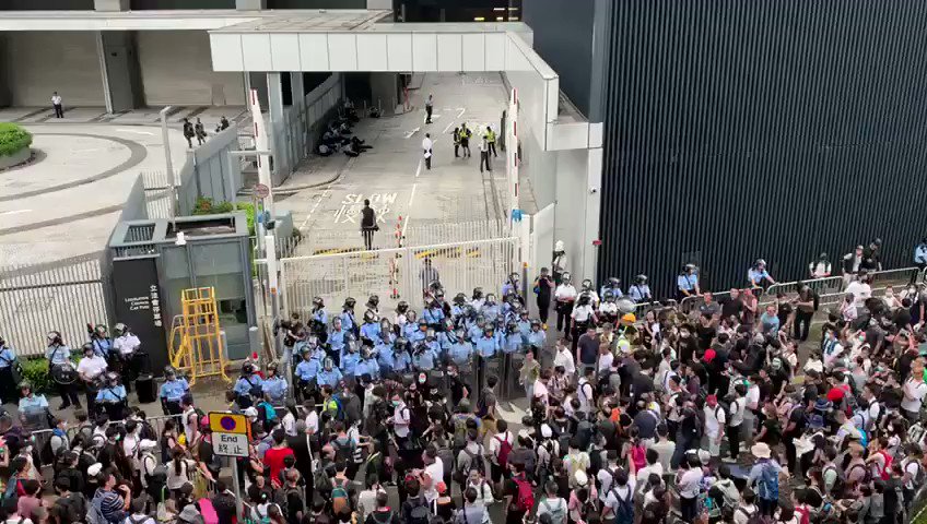 After a long & emotional day, i hope this vid will bring you peace before going to bed.
These people, who don’t know each other before, have been singing the same hallelujah song for more than 18 hours in front of the police.
Again, only in #hongkong #extraditionbill #AntiELAB
