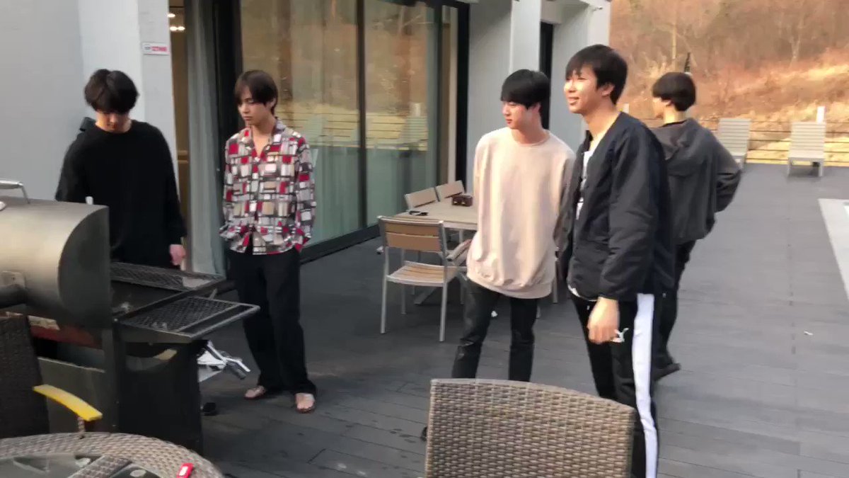 λ°©νμλ
λ¨ (@BTS_twt) on Twitter photo 2019-06-12 16:06:36 μ¬νπ₯Ίππ #λ°©ν6μ£Όλ
보λΌν΄ #HBD_BTS μ¬νπ₯Ίππ #λ°©ν6μ£Όλ
보λΌν΄ #HBD_BTS