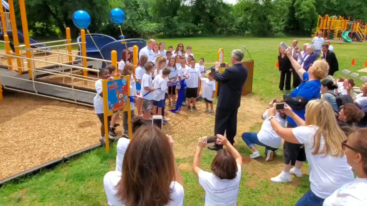 It's official! @ourplace2play @CRAMrMillaway @CRAMsHarms @robyn_klim @ECLCprincipal – at Applegate Elementary School