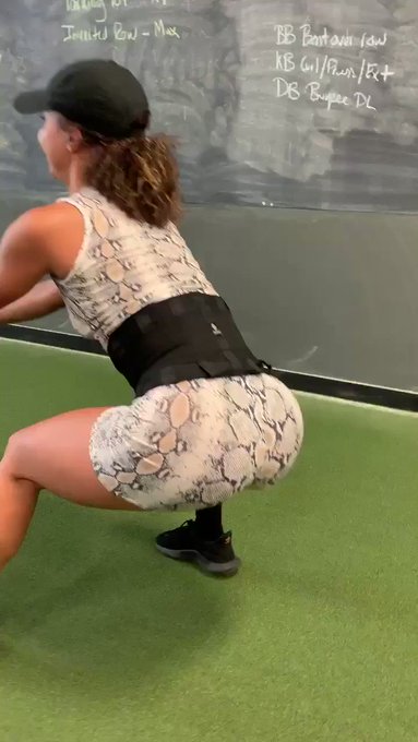 I&rsquo;m Trying to build a booty. 🏋️&zwj;♀️ https://t.co/qmbzhZCHbq