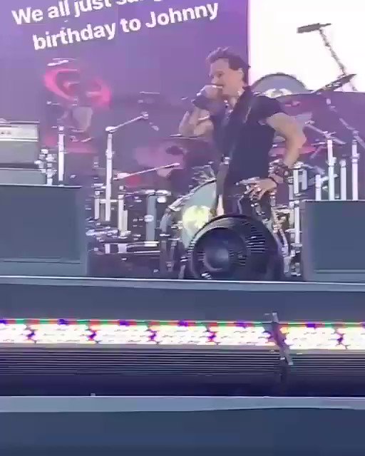 Johnny depp\s fans sang happy birthday for him   Credit 