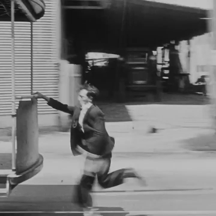 İzlediğiniz bu tehlikeli sahnelerin tamamı gerçek. 1895 doğumlu ABD'li komedi oyuncusu ve yapımcı Buster Keaton o dönemlerde bilgisayar teknolojisi olmadığı için bu tehlikleri sahneleri cesurca kendi çekiyor ve oynuyordu. Büyük emek.