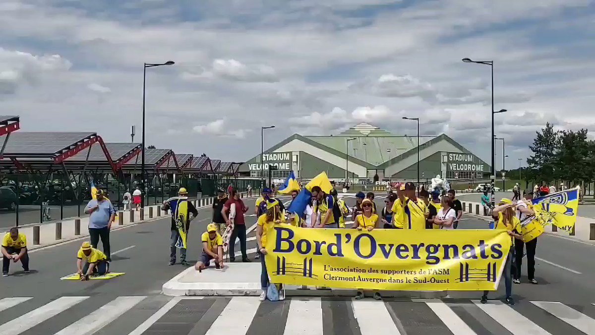 Les #bordovergnats sur le parvis du @MatmutAtl 🎇⚡⚡⚡🎇 💛💙
#YellowArmy
#YellowArmyAParis #DemiesTOP14 #Bordeaux2019 #ASM #bordovergnats