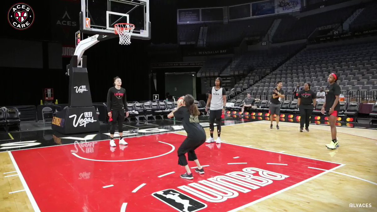 It wouldn't be a trip to The House without Vanessa getting some buckets with @kaymac_2123 @14Sugar @JackieYoung3 @CarolynSwords @Kelseyplum10
"PUT ME IN COACH!" 🗣