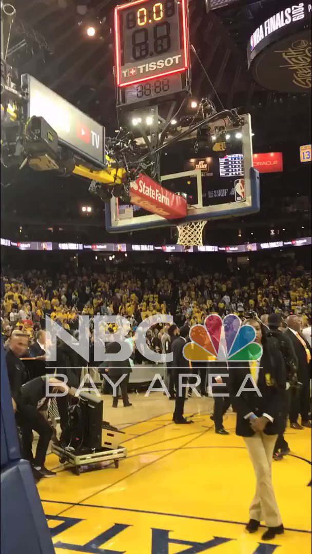 #BREAKING: Sheriff's deputy reportedly pushed and struck in the face by a man believed to be a Toronto Raptors executive after Game 6 of the #NBAFinals at Oracle Arena, @ACSOSheriffs says. http://nbcbay.com/P6sYQ4t