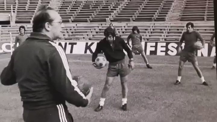 ⚽⚽⚽ Esta noche @PacoGrandeTVE
nos trae la segunda parte de #vintageGarate. ¡Para que no pierdas un detalle, ya puedes ver el primer programa! http://www.rtve.es/v/5279386/ ¡Y recuerda, a las 23:30 h, más goles de Gártae en @teledeporte!