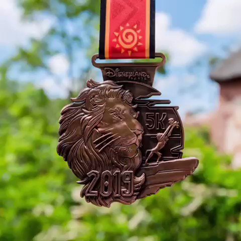 Les médailles du Disneyland Paris Run Weekend 2019 sont là ! Rendez-vous du 19 au 22 septembre pour les porter fièrement à la fin des courses 🏅Qui a hâte ? #runDisneyFrance #DisneylandParis