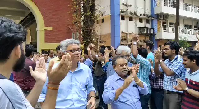 Professors of our college giving Mass Resignation.
In 1st sec of video,Prof in blue shirt was incharge of 1st open heart transplant in WB govt hosp
We want basic safety n assurance that in future we wont be attacked by Goons, with audacity ur govt given to them @MamataOfficial