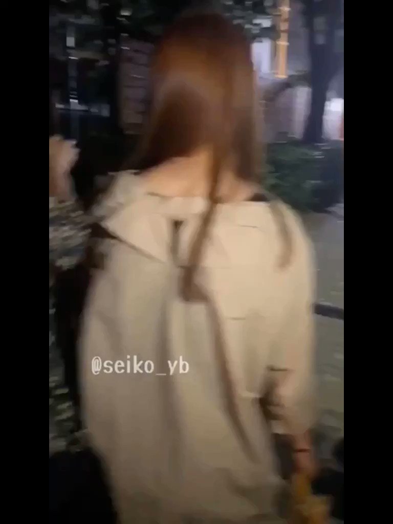 ヨンベ、こんな時でもファンの前に出てきて神のファンサ✝️🌞👼
こっそり帰ることも出来るのに。
どんな時でも太陽の様に光を与え心を温めてくれる。
やっぱり貴方はTAEYANGだ🌞🌞🌞
感謝しかない。
いつもありがとう