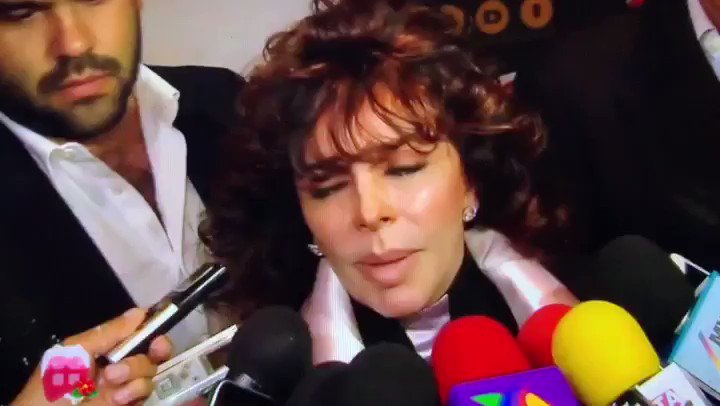 MOMENTOS INOLVIDABLES CUANDO @edithgonzalezmx1 LE ENTREGÓ A VERÓNICA UN RECONOCIMIENTO QUE SE LE OTORGÓ A LA SRA VERÓNICA CASTRO POR PARTE DE LA CÁMARA DE COMERCIO DE ITALIA, HASTA PRONTO EDITH DIOS CON SU FAMILIA 🙏🏻❤️✝️
@vrocastroficial #veronicacastro #EdithGonzalez