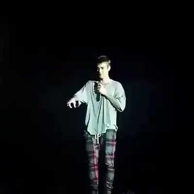 Fã: por que você é tão lindo?
Justin: "Eu tenho uma linda mãe e um lindo pai, minha mãe foi para a casa do meu pai, na noite provavelmente e eles fizeram o amor e daí saiu JB."